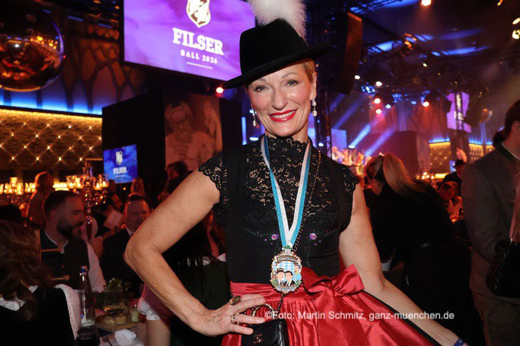 Monika Gruber wurde 2025 zum ersten weiblichen Ehrenfilser ernannt - hier beim Filserball 2026 (&copy;Foto: Martin Schmitz) 